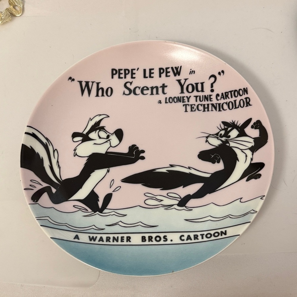 Warner Bros Pepe' le Pew plate cartoon Guc includes original box